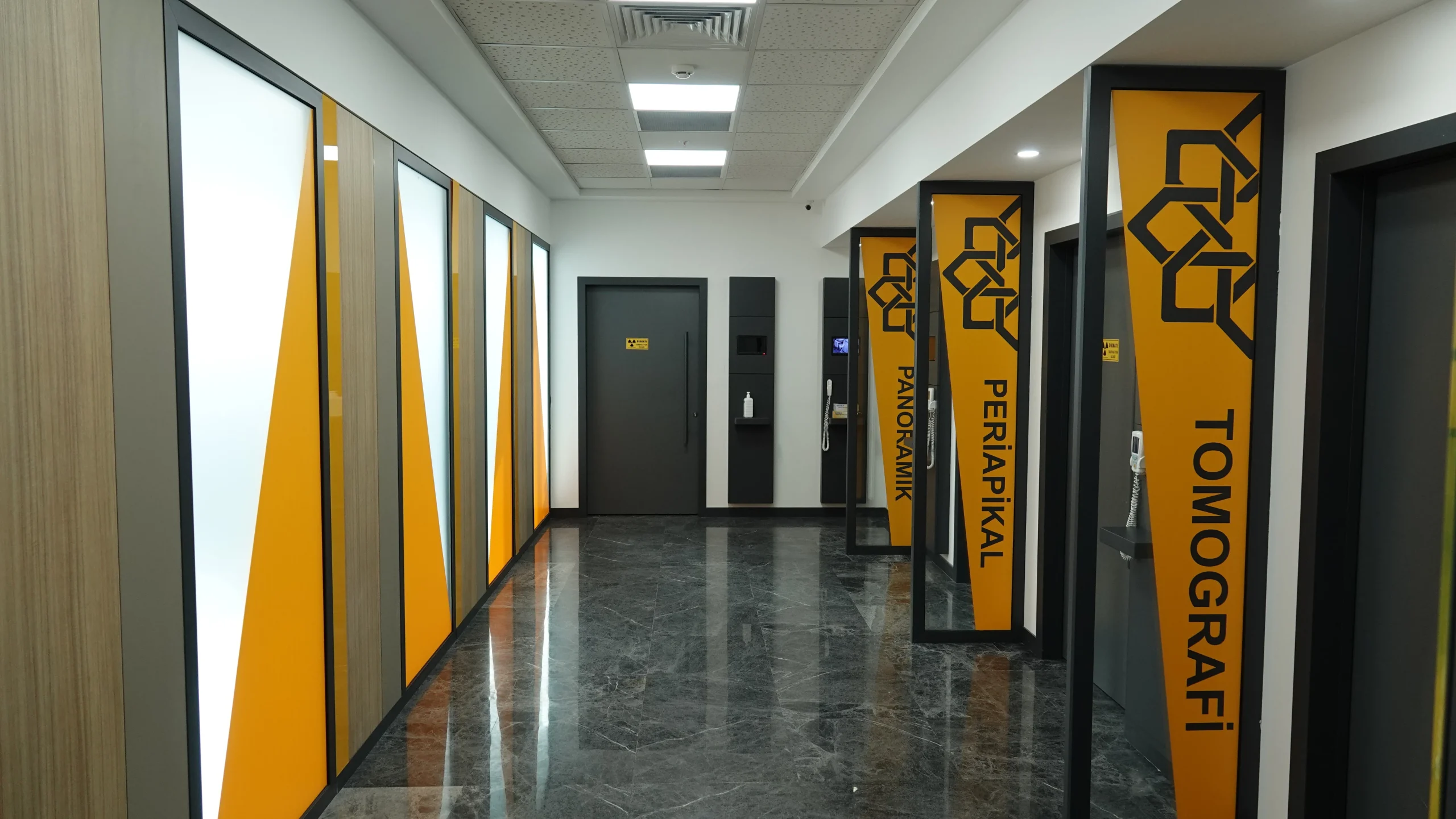 Ağız diş çene radyolojisi için tomografi ve röntgen çekim odalarının yer aldığı modern görüntüleme alanı.