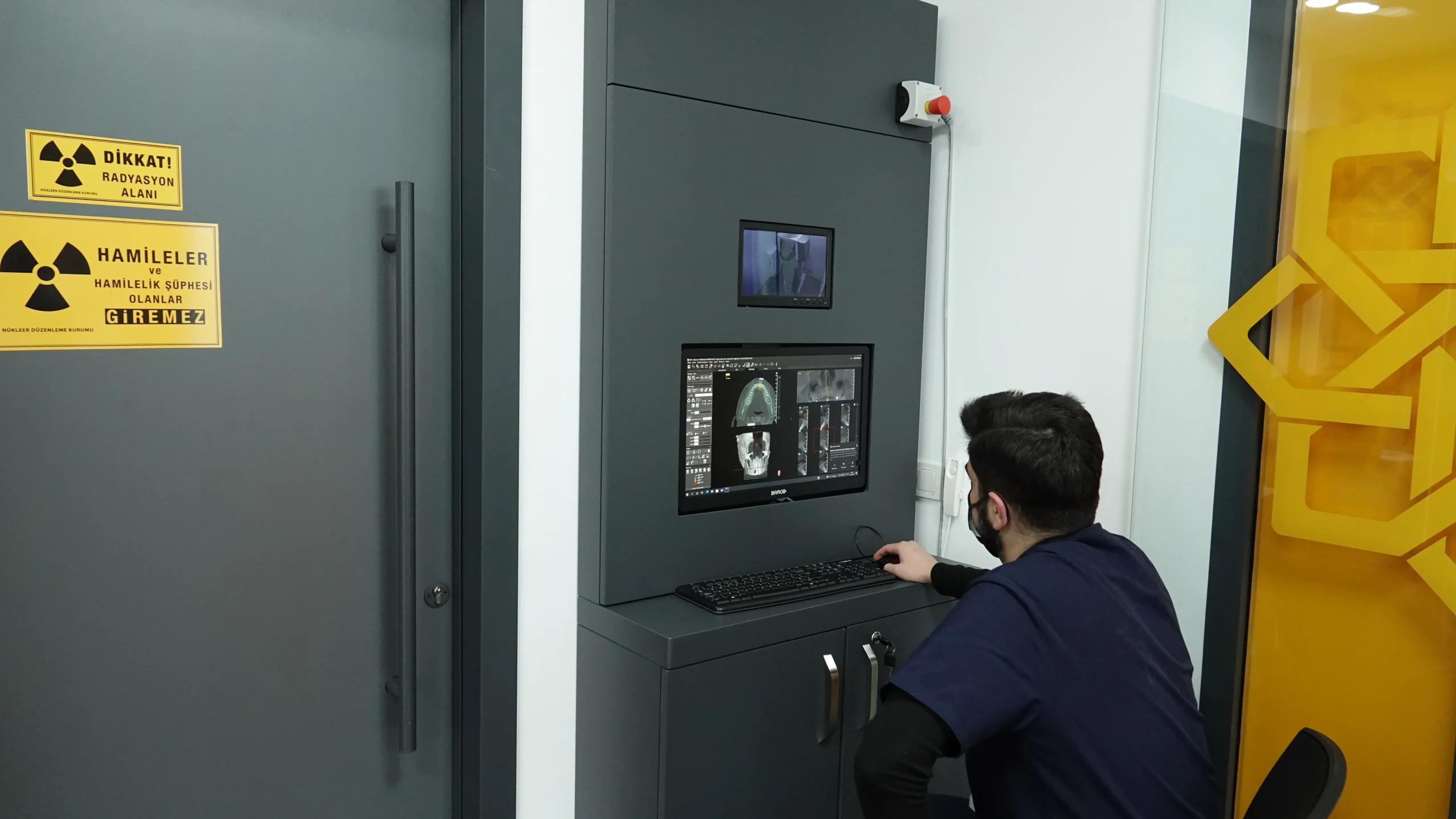 Ağız diş çene radyolojisi teknikerinin röntgen görüntüsünü incelediği klinik ortam.